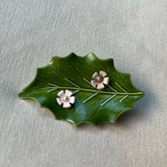 Vintage Green Holly Leaf Enamel Brooch Pin with Pink Flowers - Picture 3 of 3